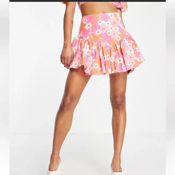 Collective the Label Petite exclusive frill hem mini skirt in 60s floral… - Picture 3 of 16